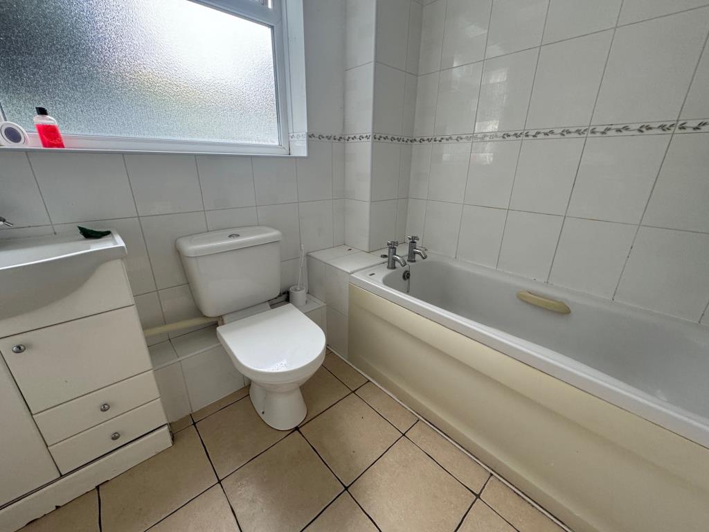 Lot: 32 - TWO-BEDROOM GROUND FLOOR FLAT WITH GARAGE - Bathroom